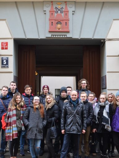 Ēnu dienā Rīgas domes Īpašuma departamenta direktora darba dienai līdzi sekoja 17 ēnotāji no dažādām skolām