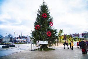 Centra sporta kvartālā iededz Ziemassvētku eglīti