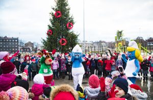 Centra sporta kvartālā iededz Ziemassvētku eglīti