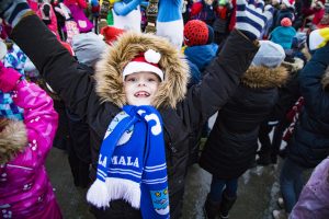Centra sporta kvartālā iededz Ziemassvētku eglīti