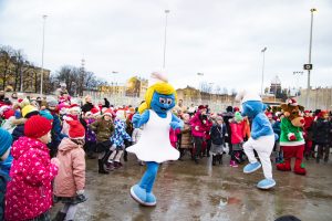 Centra sporta kvartālā iededz Ziemassvētku eglīti