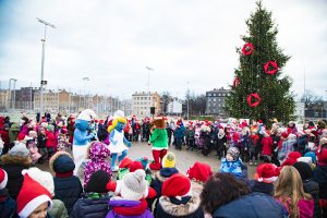 Centra sporta kvartālā iededz Ziemassvētku eglīti
