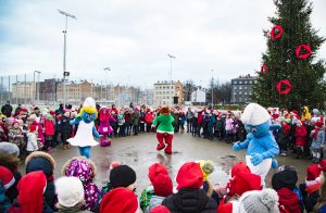 Centra sporta kvartālā iededz Ziemassvētku eglīti