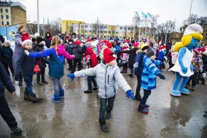 Centra sporta kvartālā iededz Ziemassvētku eglīti