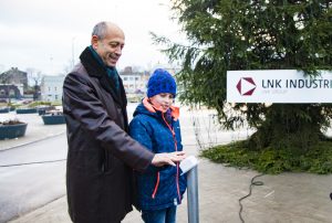 Centra sporta kvartālā iededz Ziemassvētku eglīti