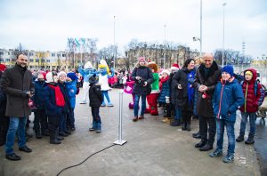Centra sporta kvartālā iededz Ziemassvētku eglīti