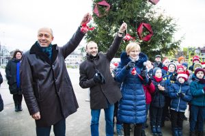 Centra sporta kvartālā iededz Ziemassvētku eglīti