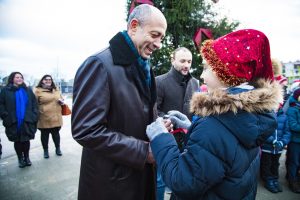 Centra sporta kvartālā iededz Ziemassvētku eglīti