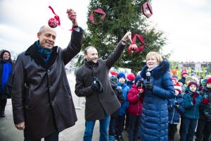 Centra sporta kvartālā iededz Ziemassvētku eglīti