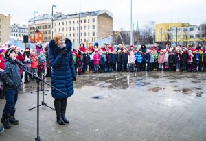 Centra sporta kvartālā iededz Ziemassvētku eglīti