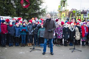 Centra sporta kvartālā iededz Ziemassvētku eglīti
