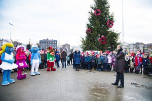 Centra sporta kvartālā iededz Ziemassvētku eglīti