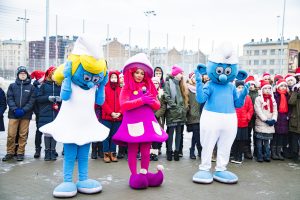 Centra sporta kvartālā iededz Ziemassvētku eglīti