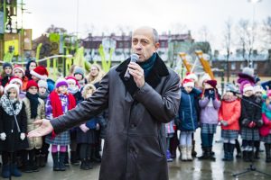 Centra sporta kvartālā iededz Ziemassvētku eglīti