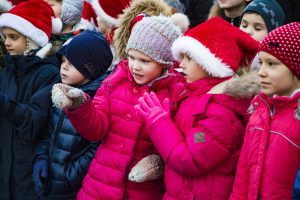 Centra sporta kvartālā iededz Ziemassvētku eglīti