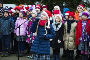 Centra sporta kvartālā iededz Ziemassvētku eglīti