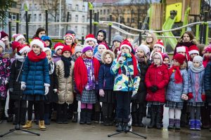 Centra sporta kvartālā iededz Ziemassvētku eglīti