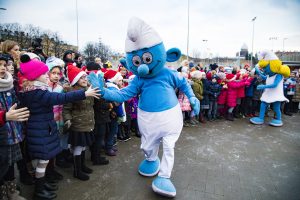 Centra sporta kvartālā iededz Ziemassvētku eglīti