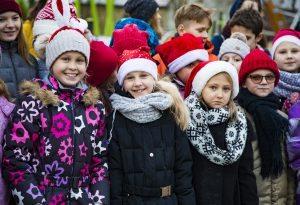 Centra sporta kvartālā iededz Ziemassvētku eglīti