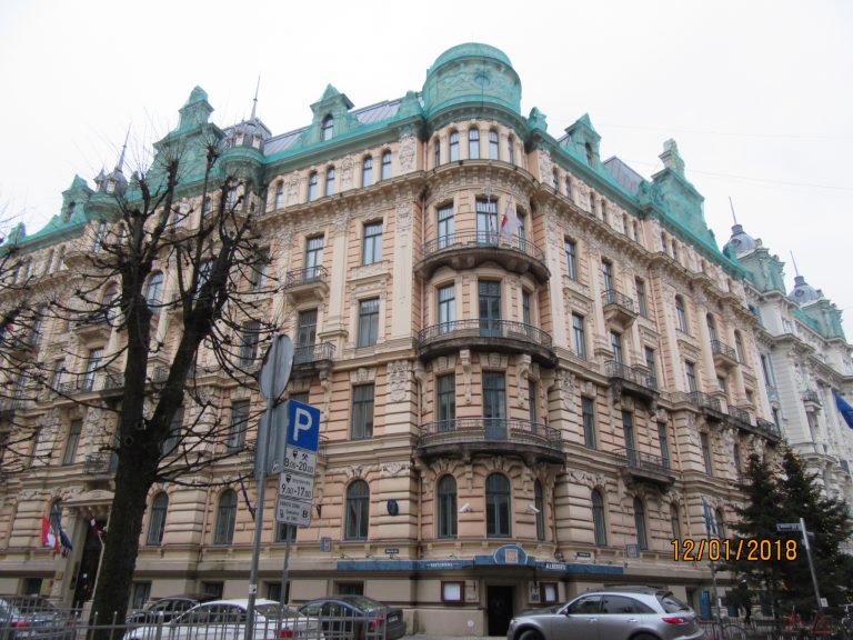 Vidi degradējošo būvju komisija vērtēs, kā tiek ievērots aizliegums neaizklāt ar aizsargtīkliem Rīgas ēkas