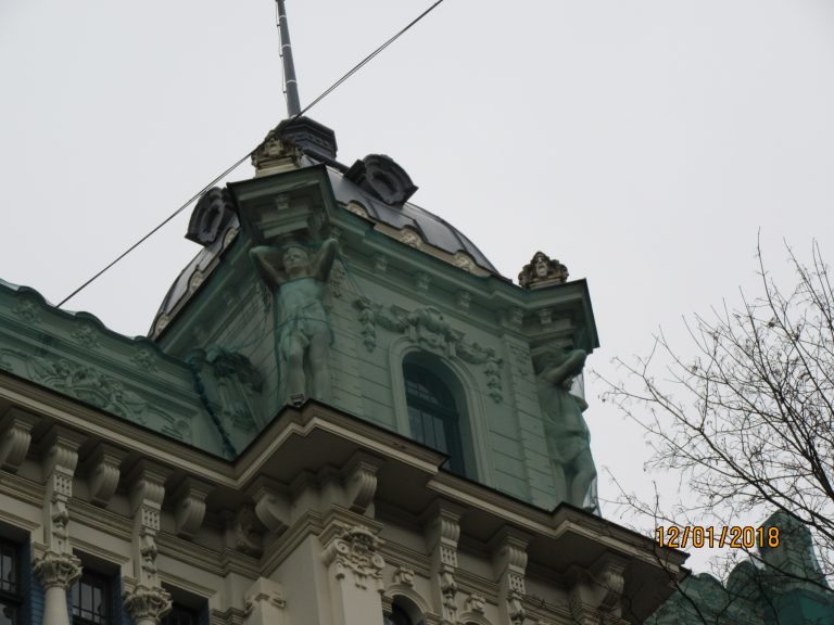 Vidi degradējošo būvju komisija vērtēs, kā tiek ievērots aizliegums neaizklāt ar aizsargtīkliem Rīgas ēkas