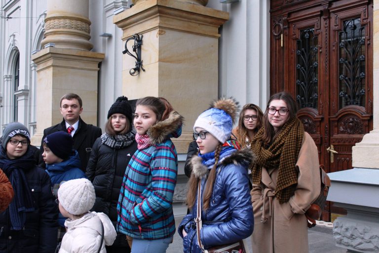 Rīgas domes Īpašuma departamenta direktoram Ēnu dienā seko 11 ēnas no dažādām skolām
