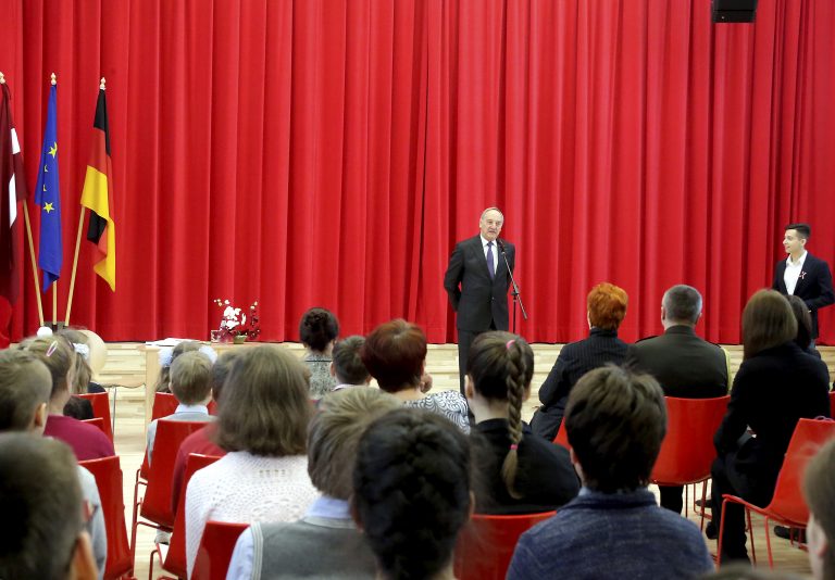 Valsts prezidents Andris Bērziņš apmeklē departamenta realizēto objektu - J.G. Herdera Rīgas Grīziņkalna vidusskolu