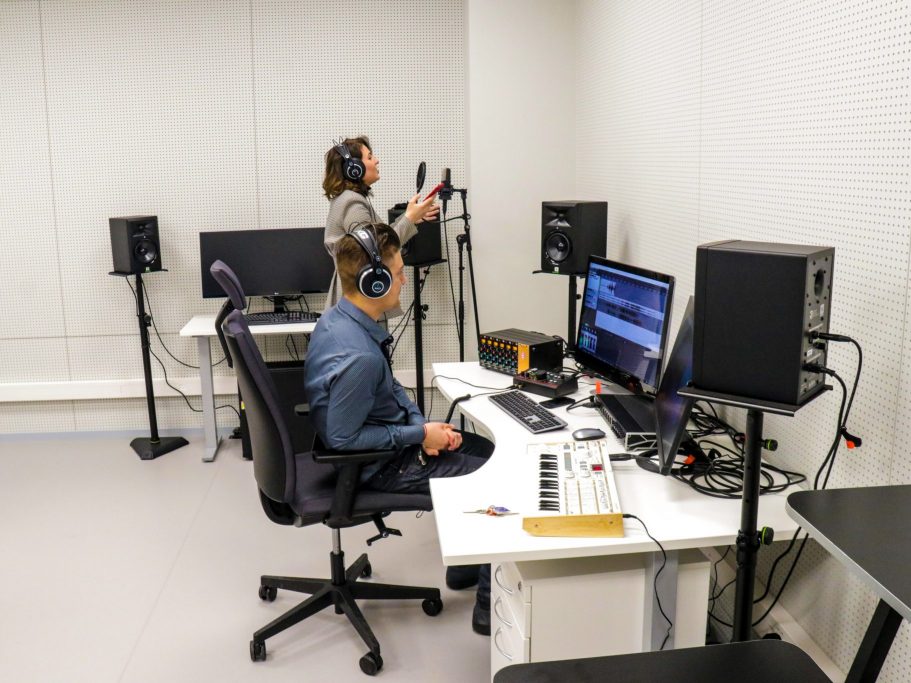 Rīgas Klasiskai ģimnāzijai izbūvēs jaunu piebūvi 10 laboratorijām; vēl divās Rīgas skolās ierīkos skaņu un video ierakstu studijas