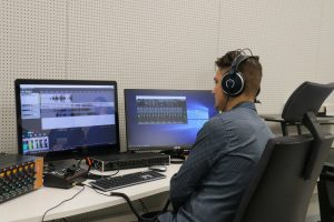 Rīgas Klasiskai ģimnāzijai izbūvēs jaunu piebūvi 10 laboratorijām; vēl divās Rīgas skolās ierīkos skaņu un video ierakstu studijas