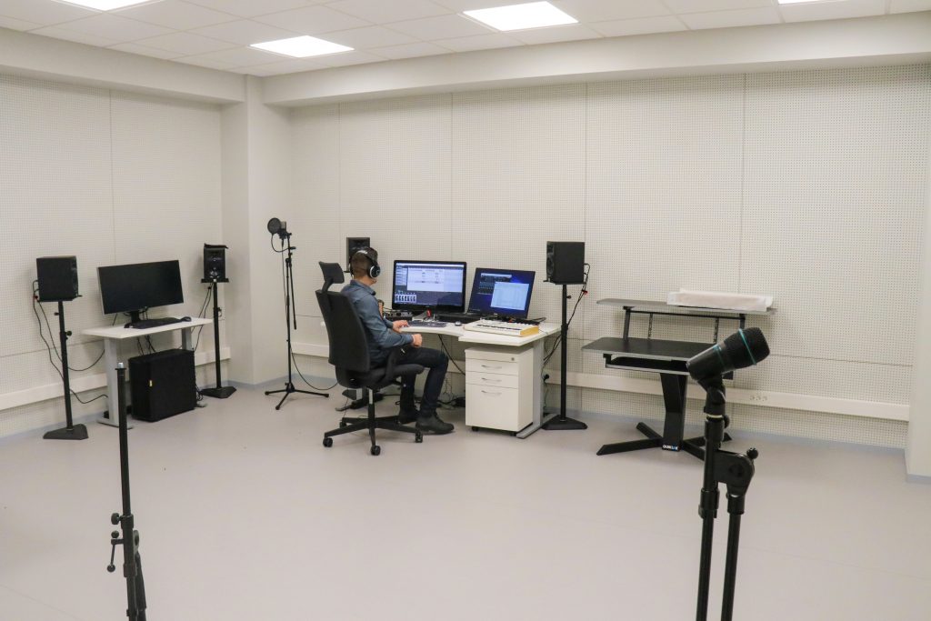 Rīgas Klasiskai ģimnāzijai izbūvēs jaunu piebūvi 10 laboratorijām; vēl divās Rīgas skolās ierīkos skaņu un video ierakstu studijas
