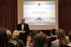 Rīgas Klasiskai ģimnāzijai izbūvēs jaunu piebūvi 10 laboratorijām; vēl divās Rīgas skolās ierīkos skaņu un video ierakstu studijas