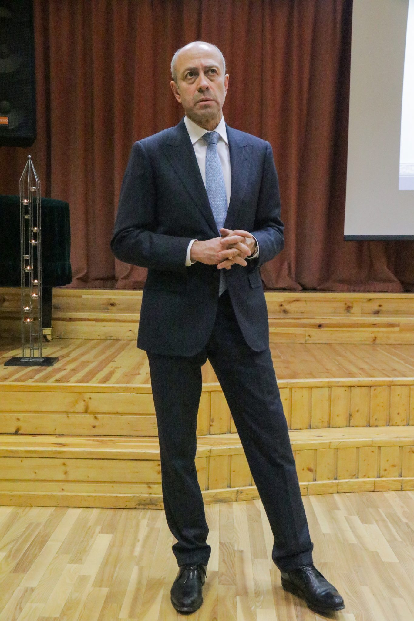 Rīgas Klasiskai ģimnāzijai izbūvēs jaunu piebūvi 10 laboratorijām; vēl divās Rīgas skolās ierīkos skaņu un video ierakstu studijas