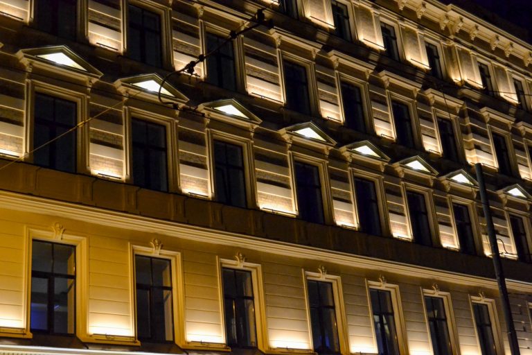 Ieslēdz Rīgas Centra Humanitārās vidusskolas sākumskolas ēkas fasādes apgaismojumu