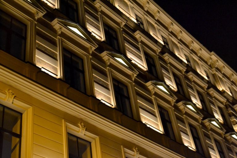Ieslēdz Rīgas Centra Humanitārās vidusskolas sākumskolas ēkas fasādes apgaismojumu