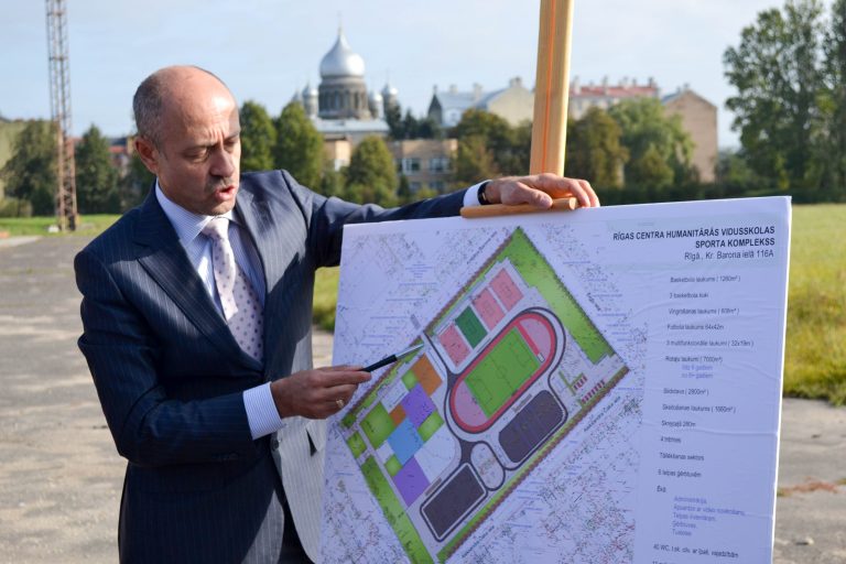 Skeitparks, futbola laukumi, slidotava: pilsētas centrā būs jauns parks