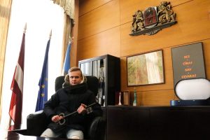 Rīgas domes Īpašuma departamenta speciālistus ēnoja 33 jaunieši no dažādām Latvijas skolām