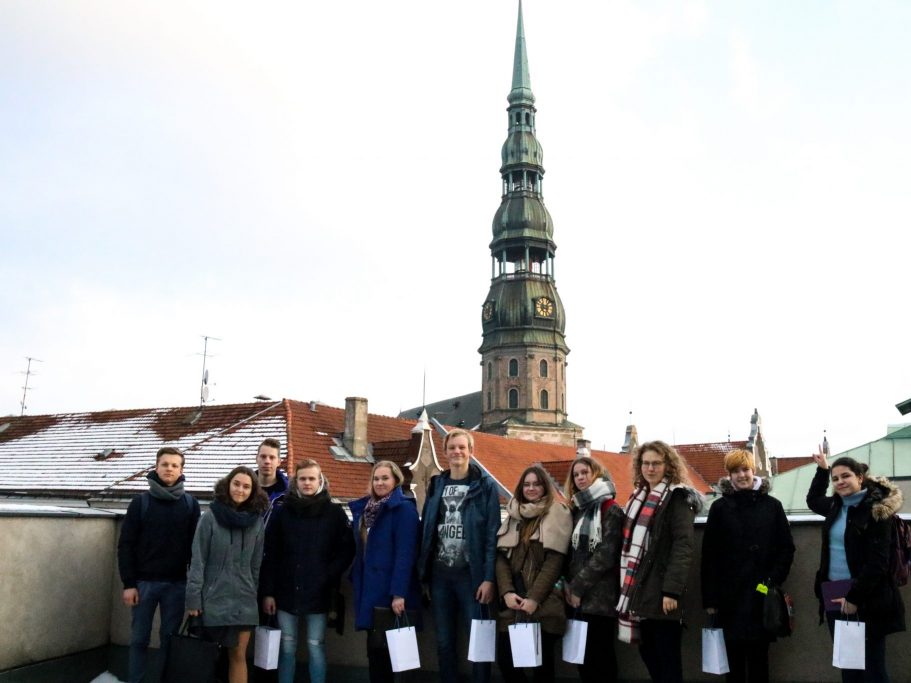 Rīgas domes Īpašuma departamenta speciālistus ēnoja 33 jaunieši no dažādām Latvijas skolām