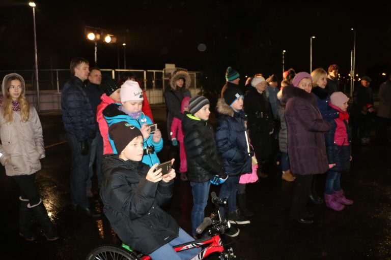 Rīgas 84.vidusskolas sporta un aktīvās atpūtas laukumā iedegta Ziemassvētku egle