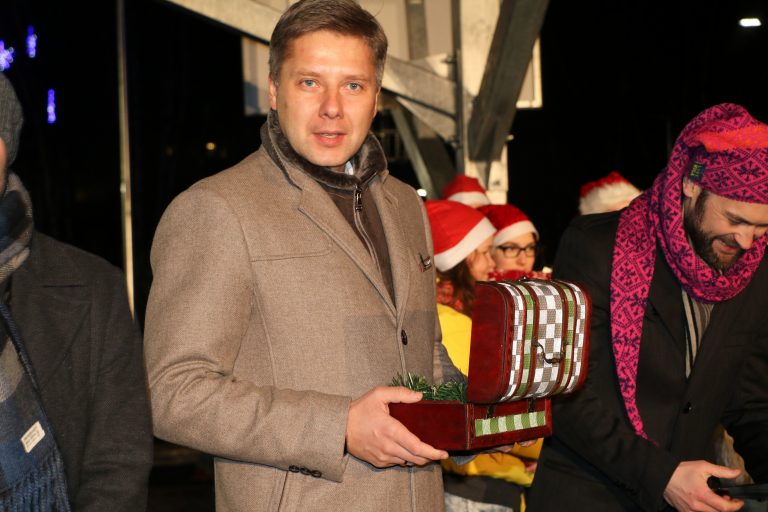 Rīgas 84.vidusskolas sporta un aktīvās atpūtas laukumā iedegta Ziemassvētku egle