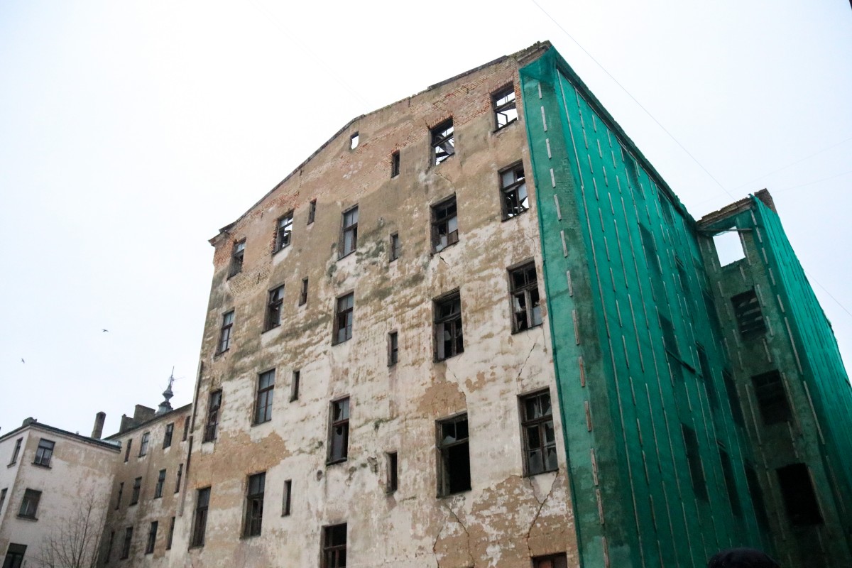 Galvaspilsētā piespiedu kārtā nojauks piecus un sakārtos divus graustus