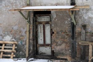 Galvaspilsētā piespiedu kārtā nojauks piecus un sakārtos divus graustus