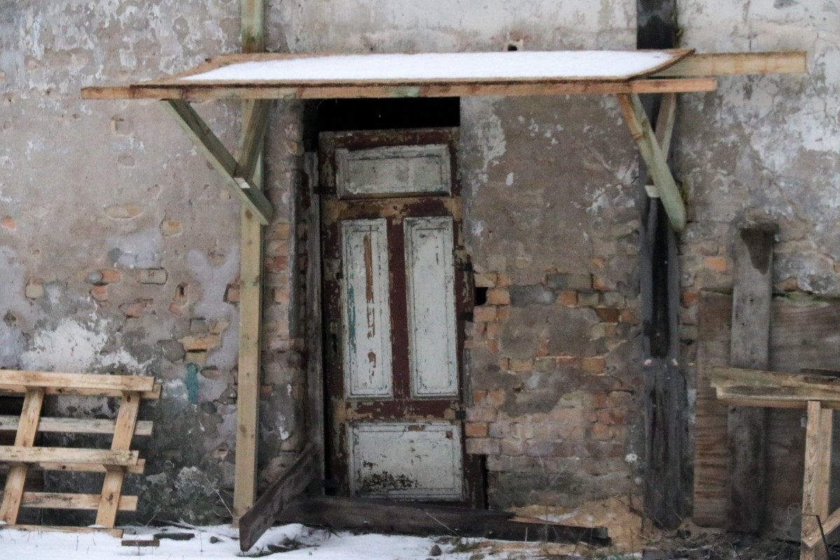 Galvaspilsētā piespiedu kārtā nojauks piecus un sakārtos divus graustus