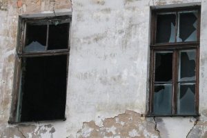 Galvaspilsētā piespiedu kārtā nojauks piecus un sakārtos divus graustus