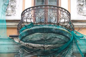 Galvaspilsētā piespiedu kārtā nojauks piecus un sakārtos divus graustus