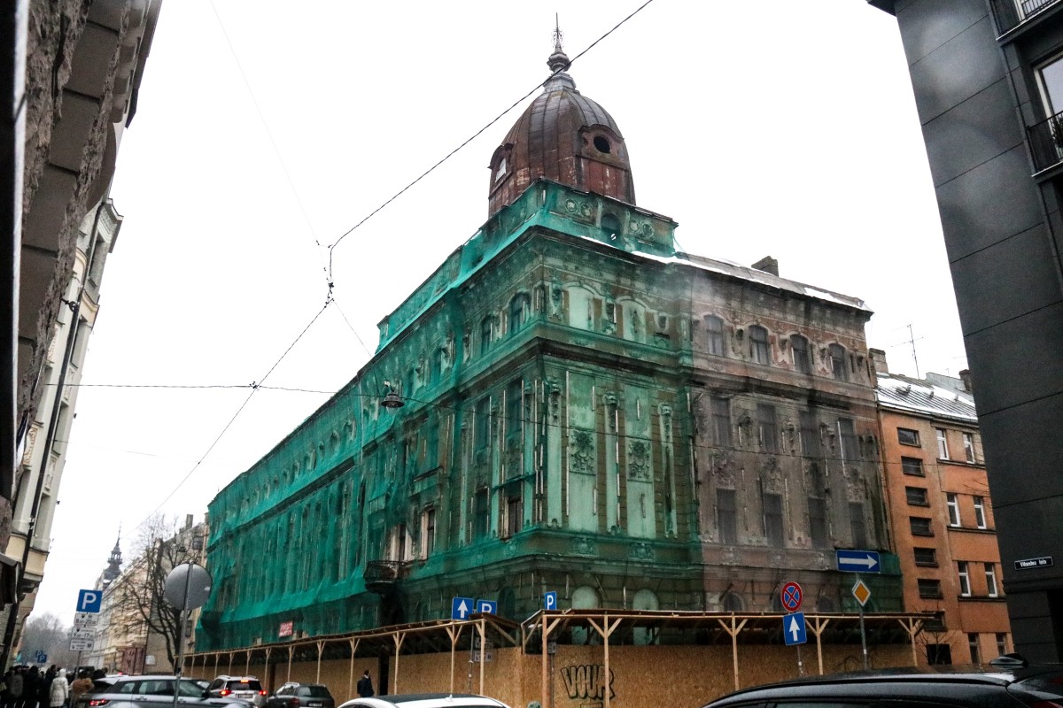 Galvaspilsētā piespiedu kārtā nojauks piecus un sakārtos divus graustus