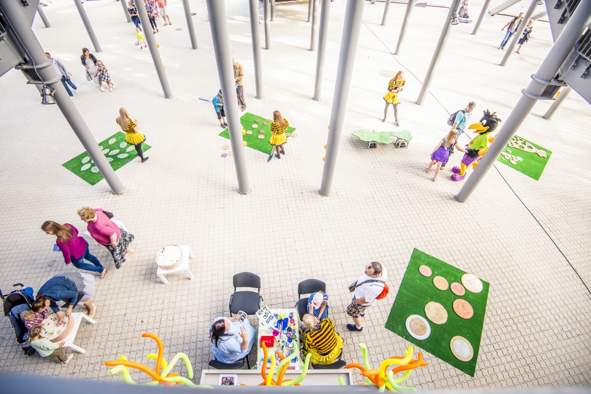 Iespēju aplūkot atjaunoto Mežaparka Lielo estrādi izmanto liels skaits rīdzinieku un pilsētas viesu