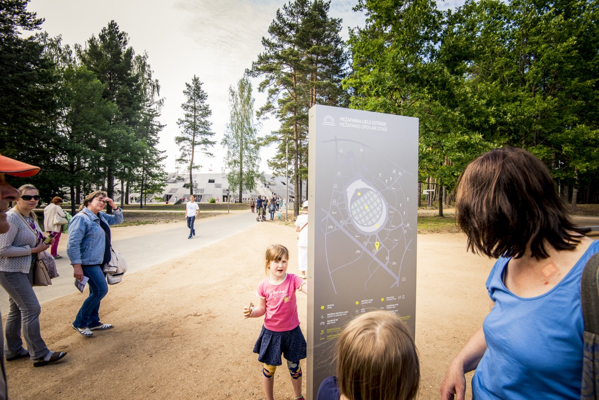 Iespēju aplūkot atjaunoto Mežaparka Lielo estrādi izmanto liels skaits rīdzinieku un pilsētas viesu