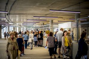 Iespēju aplūkot atjaunoto Mežaparka Lielo estrādi izmanto liels skaits rīdzinieku un pilsētas viesu