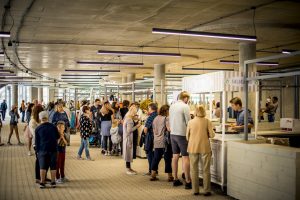 Iespēju aplūkot atjaunoto Mežaparka Lielo estrādi izmanto liels skaits rīdzinieku un pilsētas viesu