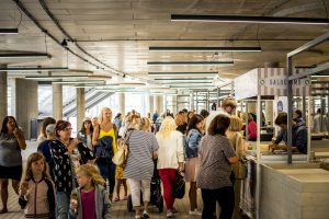 Iespēju aplūkot atjaunoto Mežaparka Lielo estrādi izmanto liels skaits rīdzinieku un pilsētas viesu